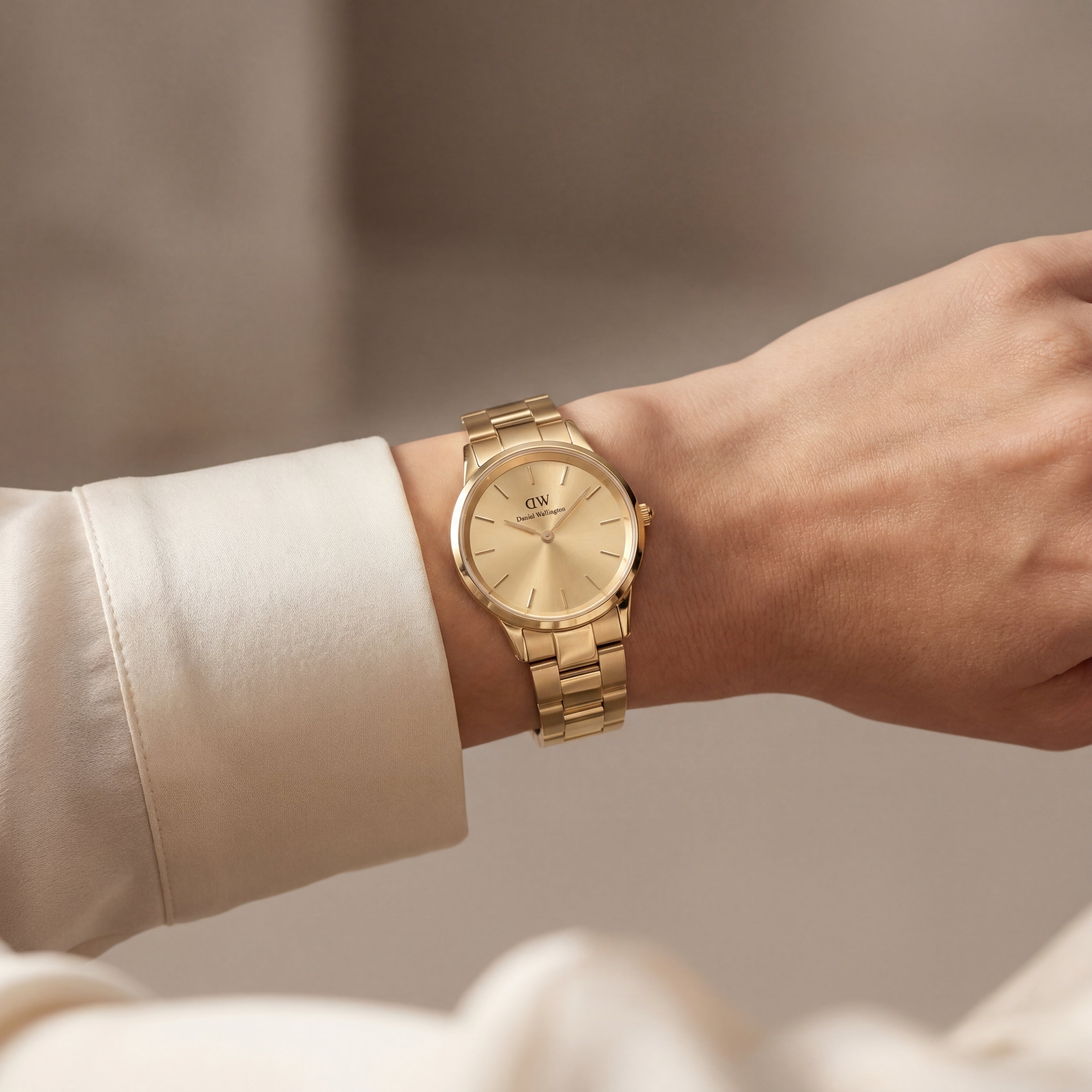Classic Gold Minimal Watch – Heritage Brushed Edition